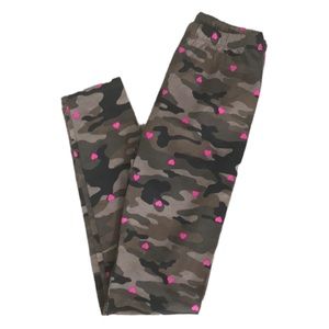 NWT! Gap kids camo leggings with pink hearts 💗